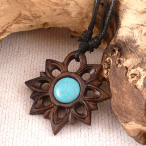 Kette mit Anhänger Blume mit Türkis aus Holz