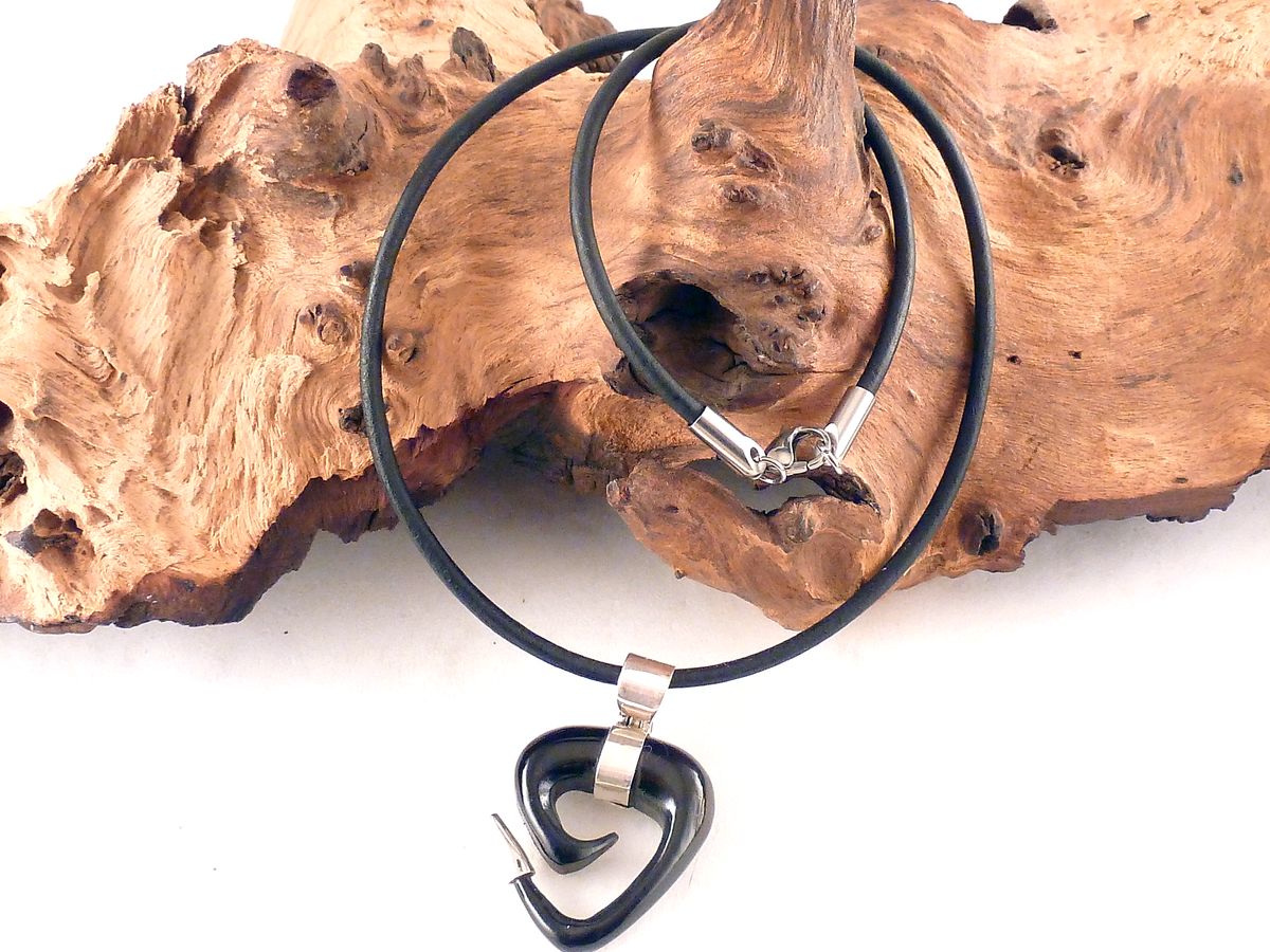 Kette mit Anhänger aus Horn und Silber – Bild 2