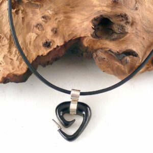 Kette mit Anhänger aus Horn und Silber