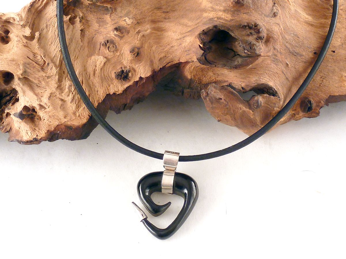 Kette mit Anhänger aus Horn und Silber