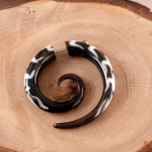 Fake Ohrstecker Horn