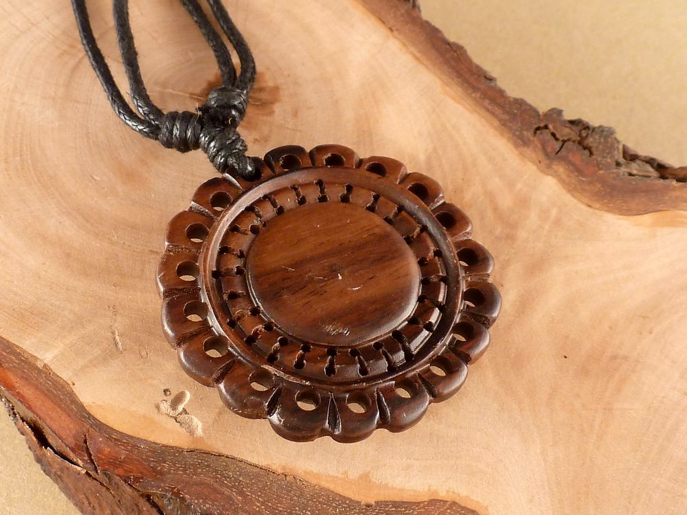 Kette mit Anhänger Holz türkis – Bild 3