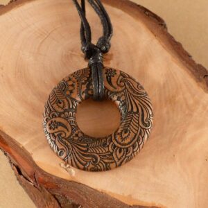Kette mit Anhänger Holz