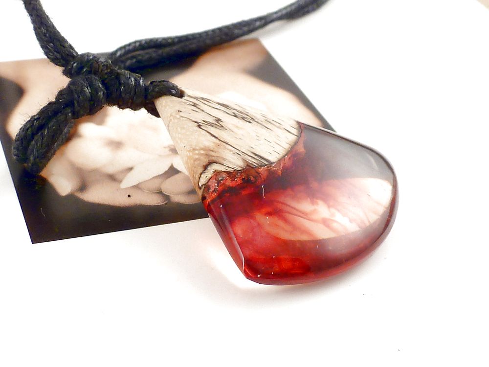 Halskette mit Anhänger Epoxidharz und Holz – Bild 2
