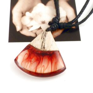 Halskette mit Anhänger Epoxidharz und Holz