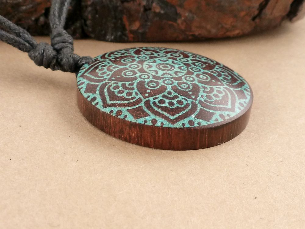 Halskette mit Anhänger aus Holz Mandala Blume türkis – Bild 2