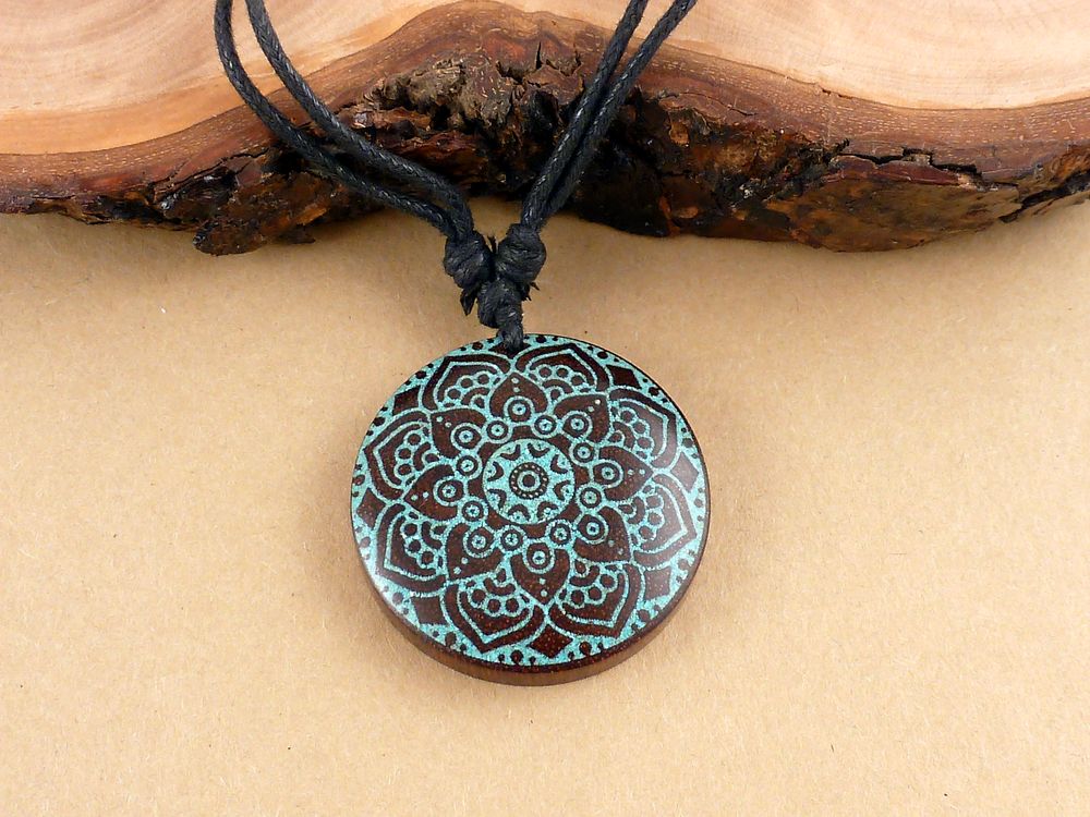 Halskette mit Anhänger aus Holz Mandala Blume türkis