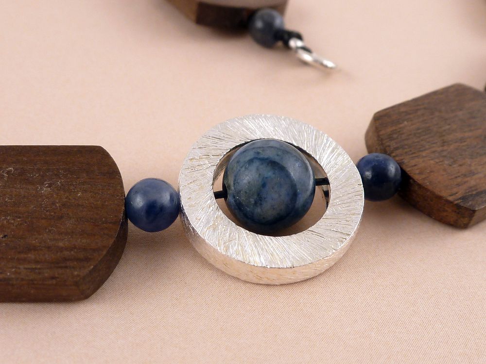 Halskette mit Holz und Sodalith Edelstein – Bild 5