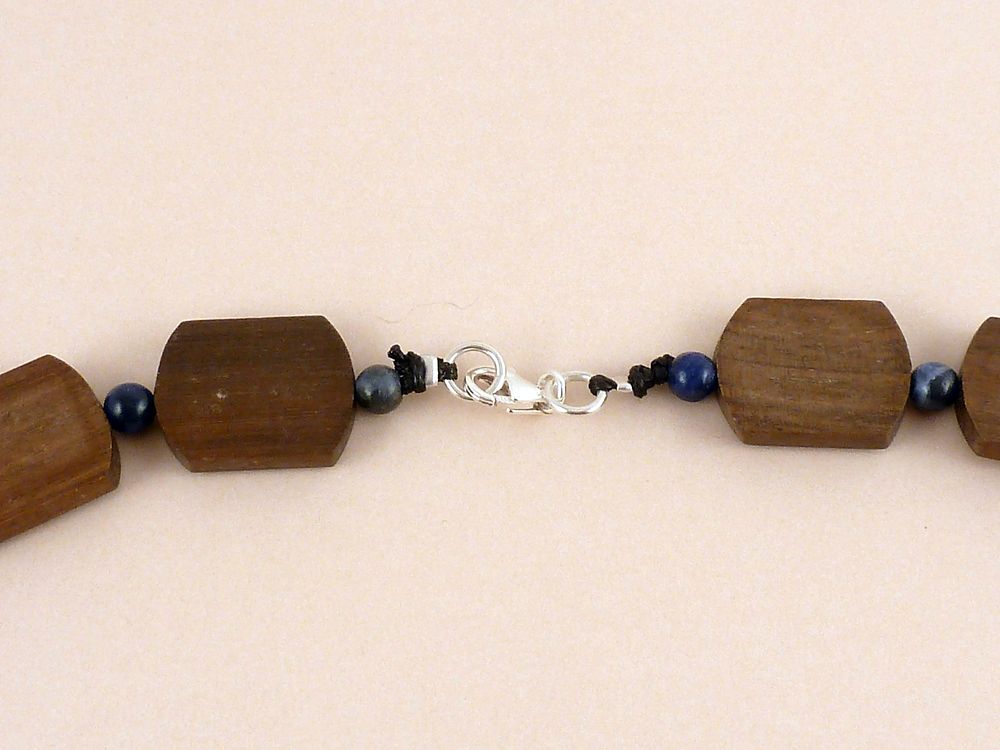 Halskette mit Holz und Sodalith Edelstein – Bild 4