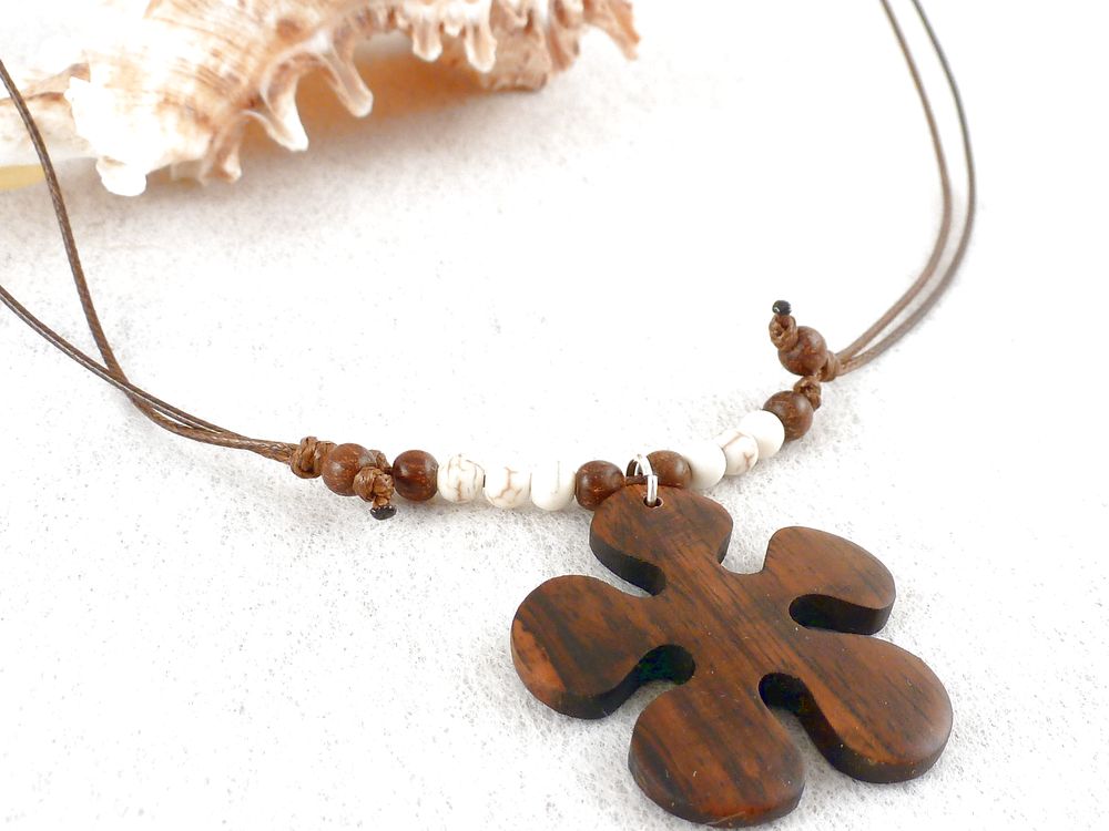 Kette mit Anhänger Blume aus Holz – Bild 4