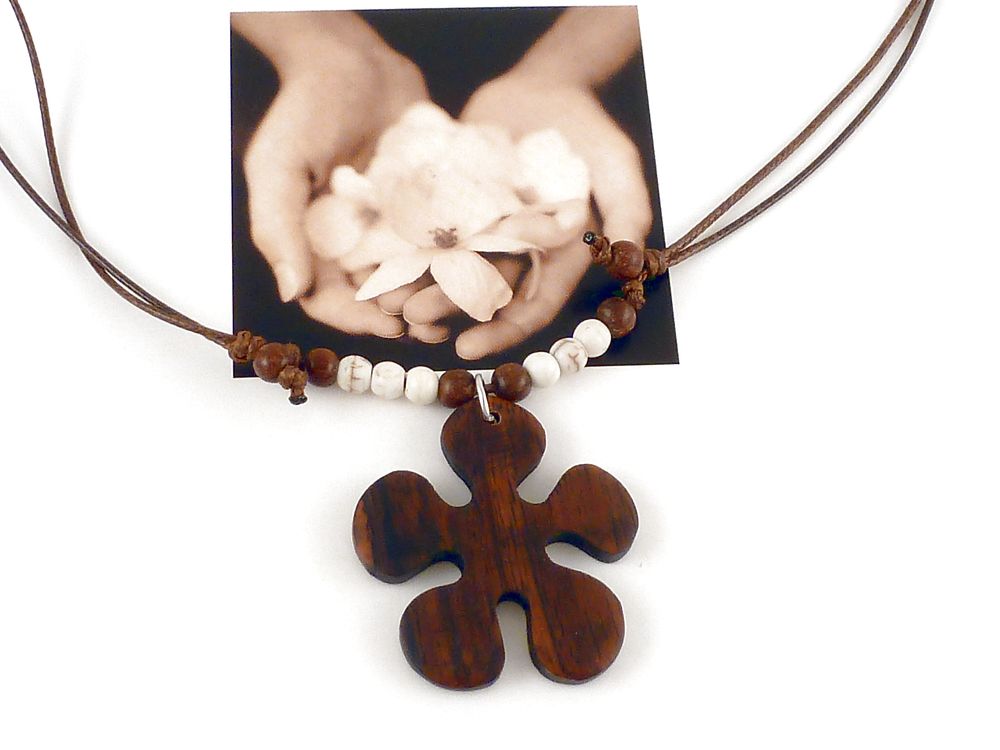Kette mit Anhänger Blume aus Holz – Bild 3