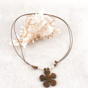 Kette mit Anhänger Blume aus Holz