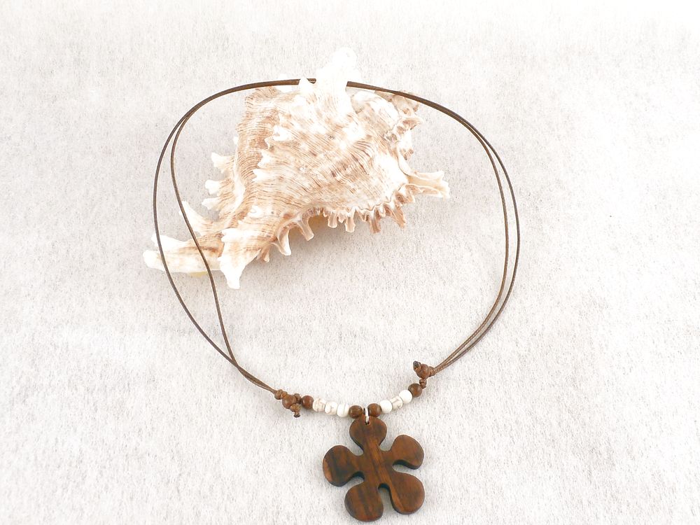 Kette mit Anhänger Blume aus Holz