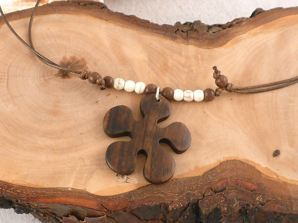 Kette mit Anhänger Blume aus Holz – Bild 2