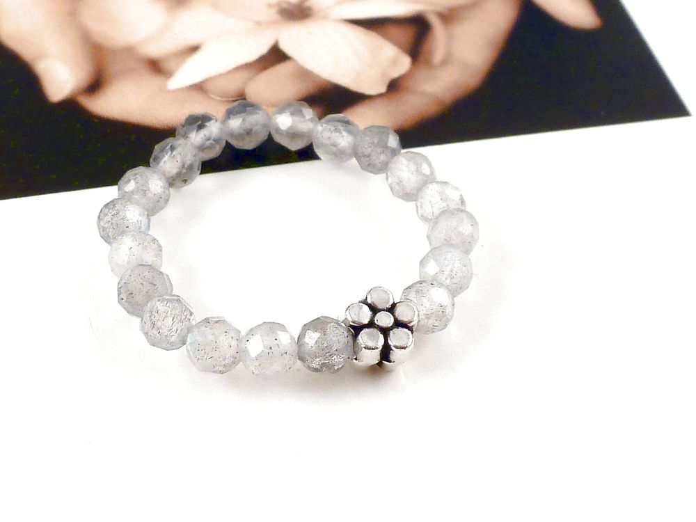 Ring mit Edelstein Labradorit und Blume