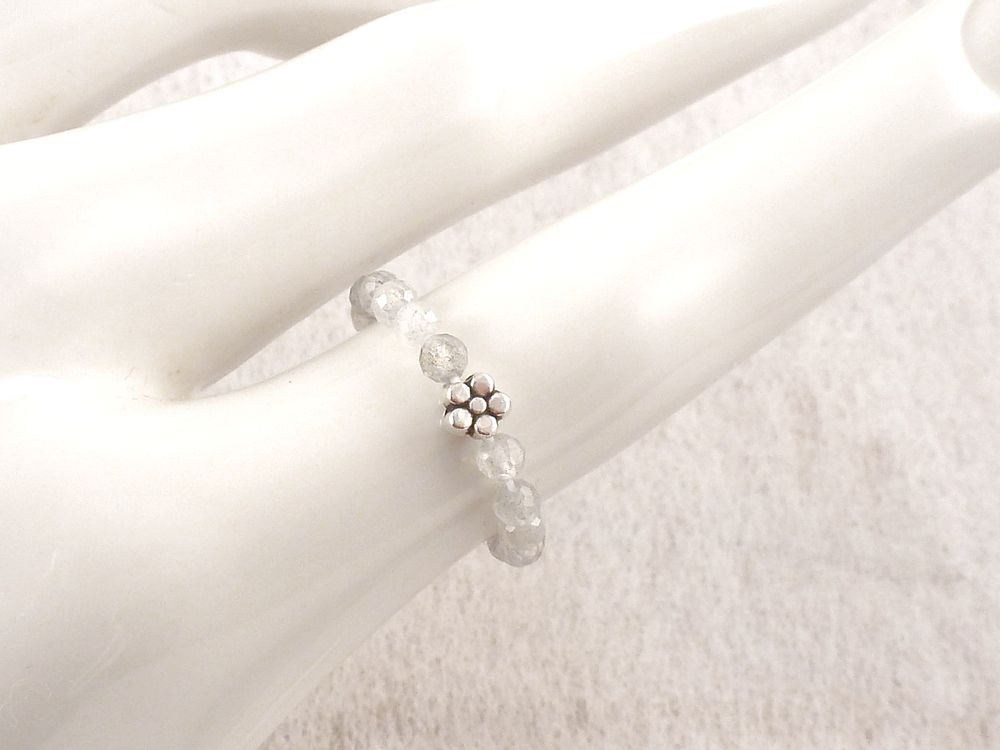 Ring mit Edelstein Labradorit und Blume – Bild 3