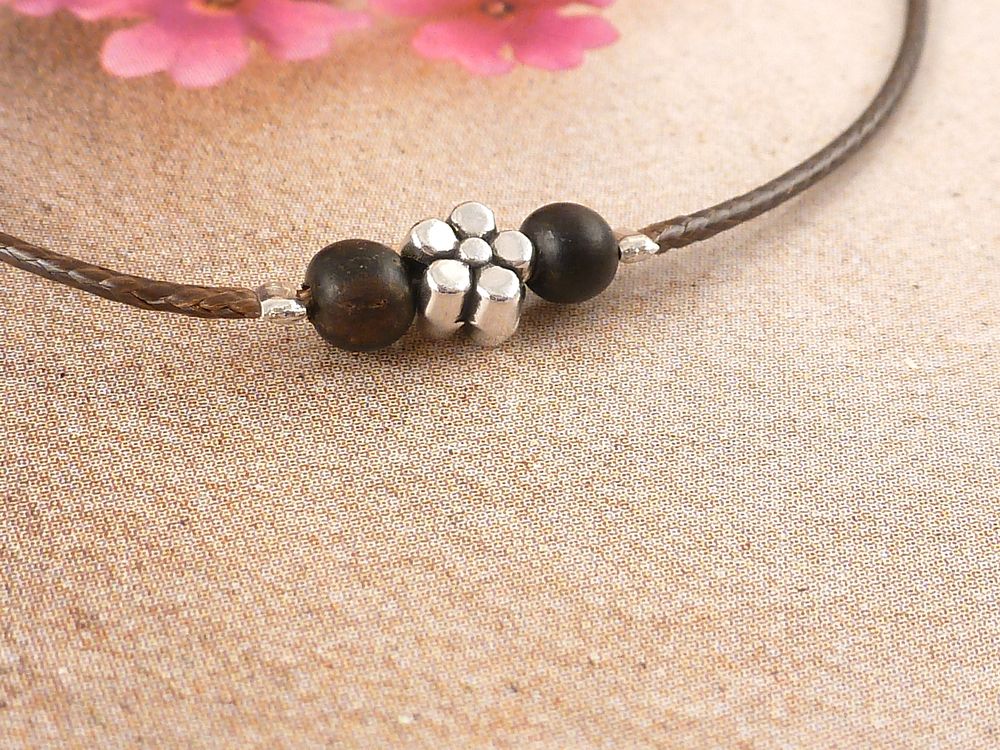 Armband mit Holzperlen und Blume – Bild 3