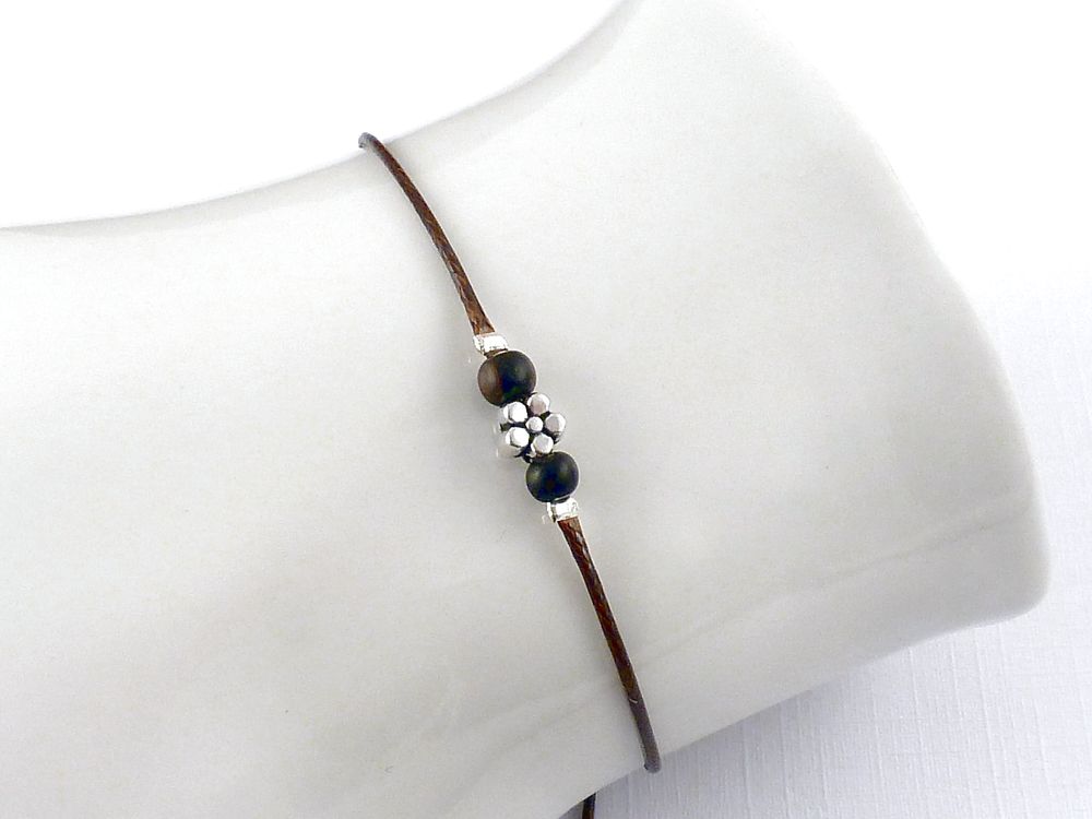 Armband mit Holzperlen und Blume – Bild 2