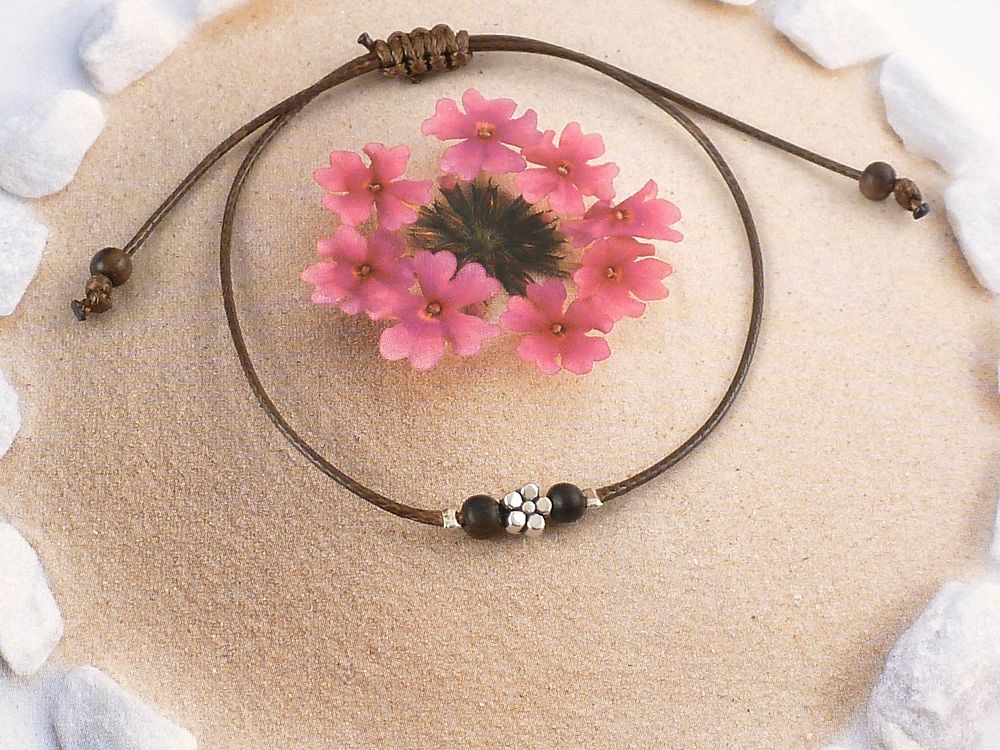 Armband mit Holzperlen und Blume